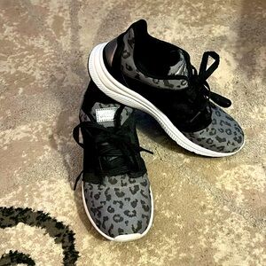 Avia Womens WWAV21JT002 Gray Deluxe Leopard Sneakers Size 8 Running Shoes